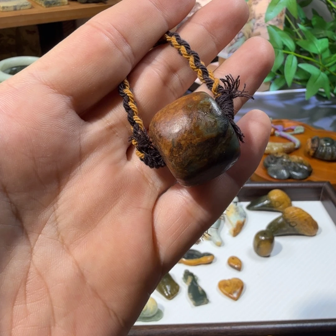 佑***佑透闪石-蛇纹石玉未镶嵌颈饰河磨玉