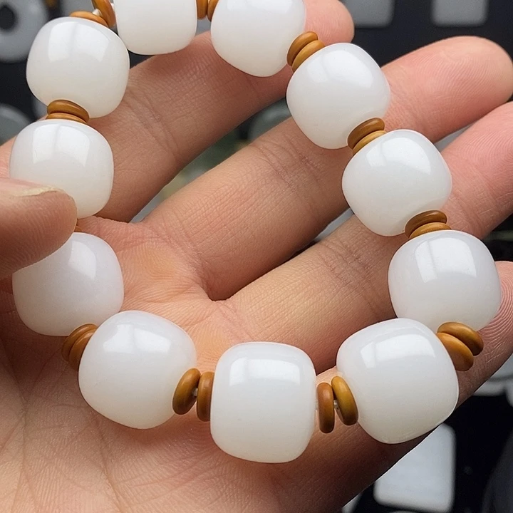 石英质玉手链未镶嵌一****?