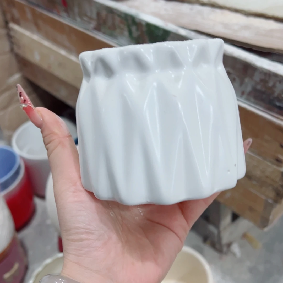 有孔，陶瓷花盆满10米包邮发货。微瑕介意慎拍