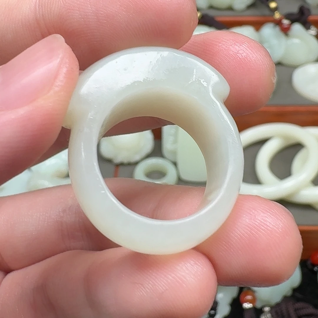 顾***外和田玉未镶嵌把件