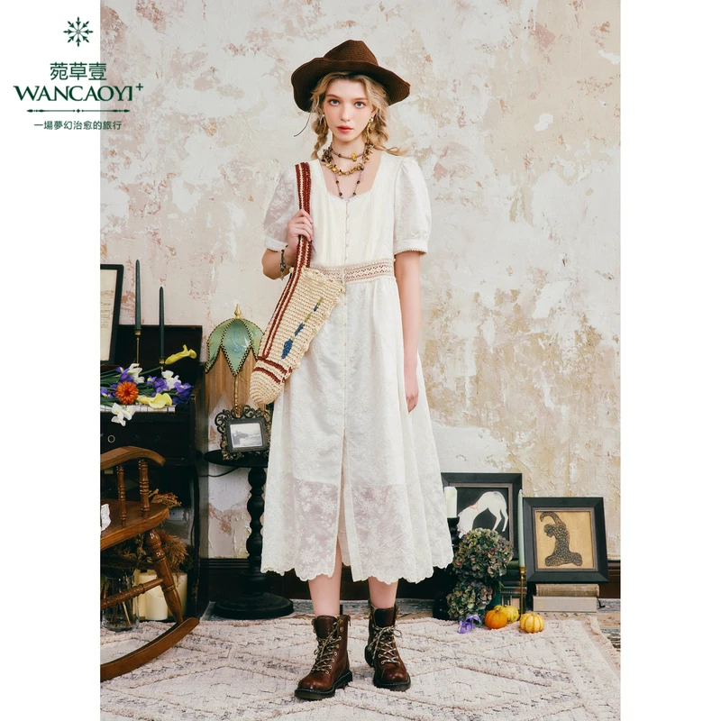 菀壹2025夏季新款泡泡袖米白色刺绣连衣裙复古法式Q08930421