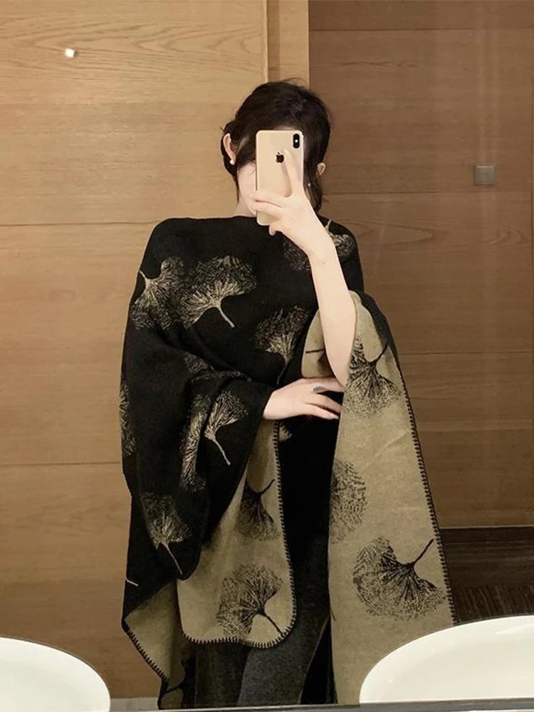 外搭披肩女2025新款民族风新建大西北旅游围巾拍照出片氛围感斗篷