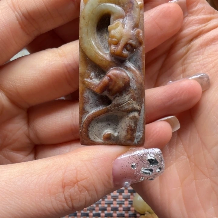 龙***盛高浮雕螭龙剑饰佩戴