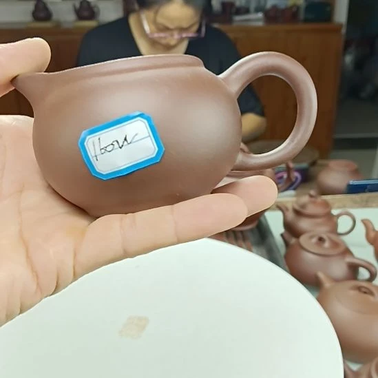 紫砂茶壶手手机没电了