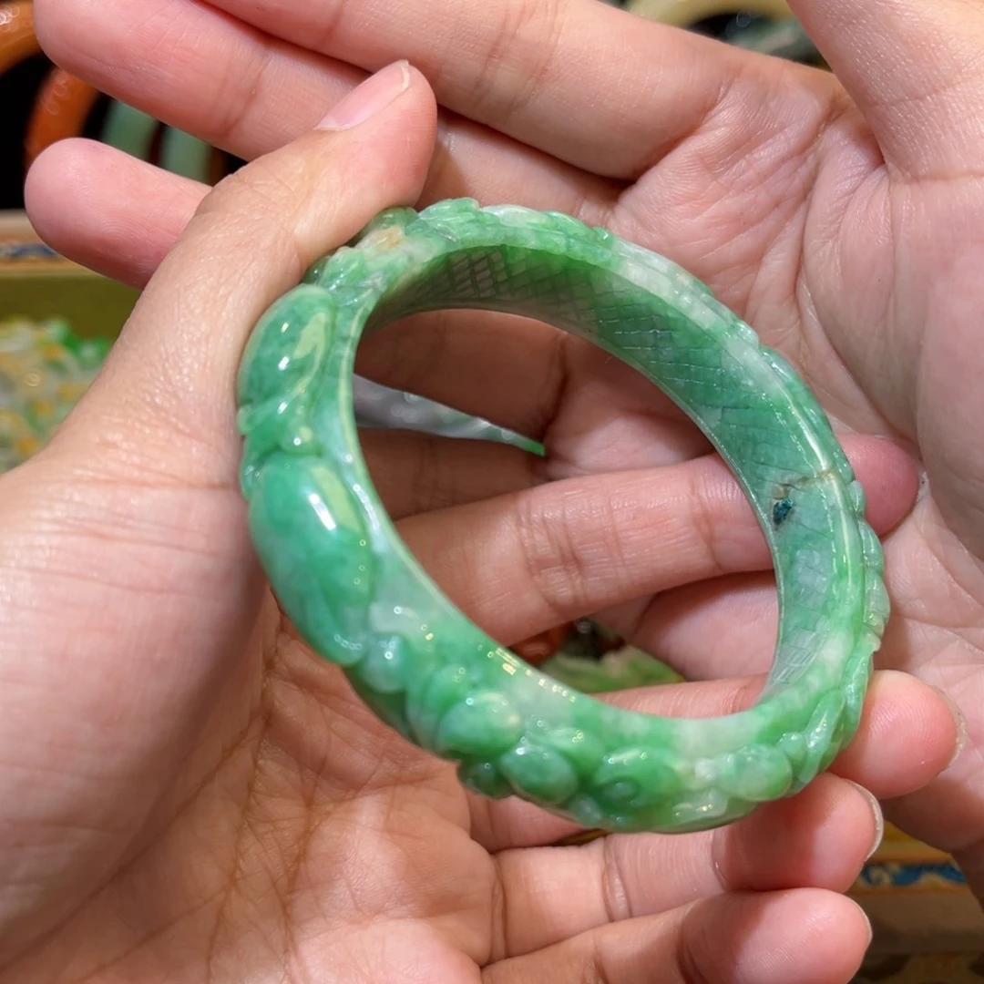 翡翠未镶嵌颈饰待编织
