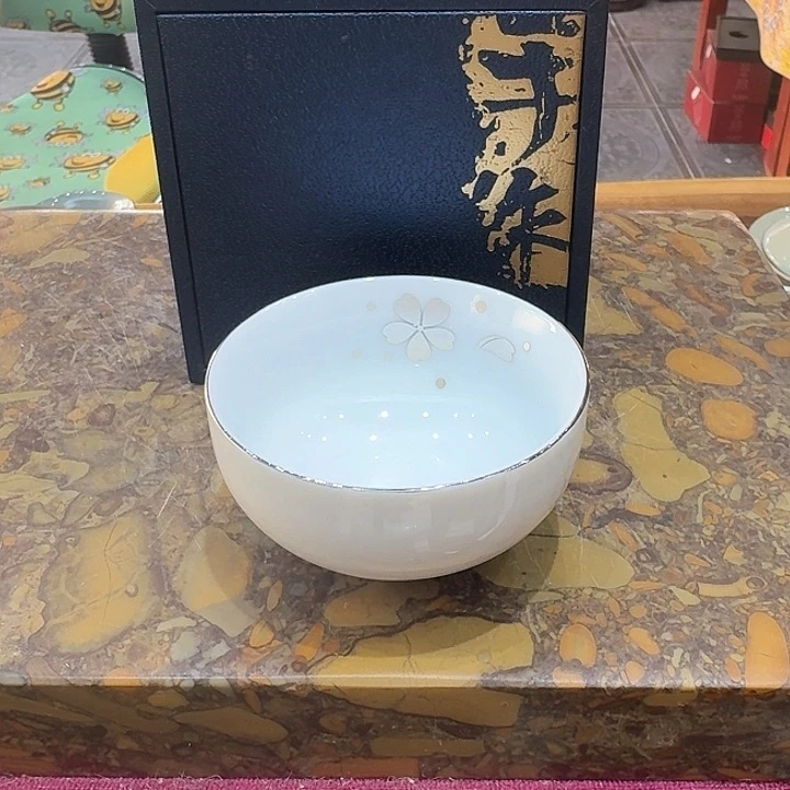 骨瓷杯一个，瓷。。。。品茗