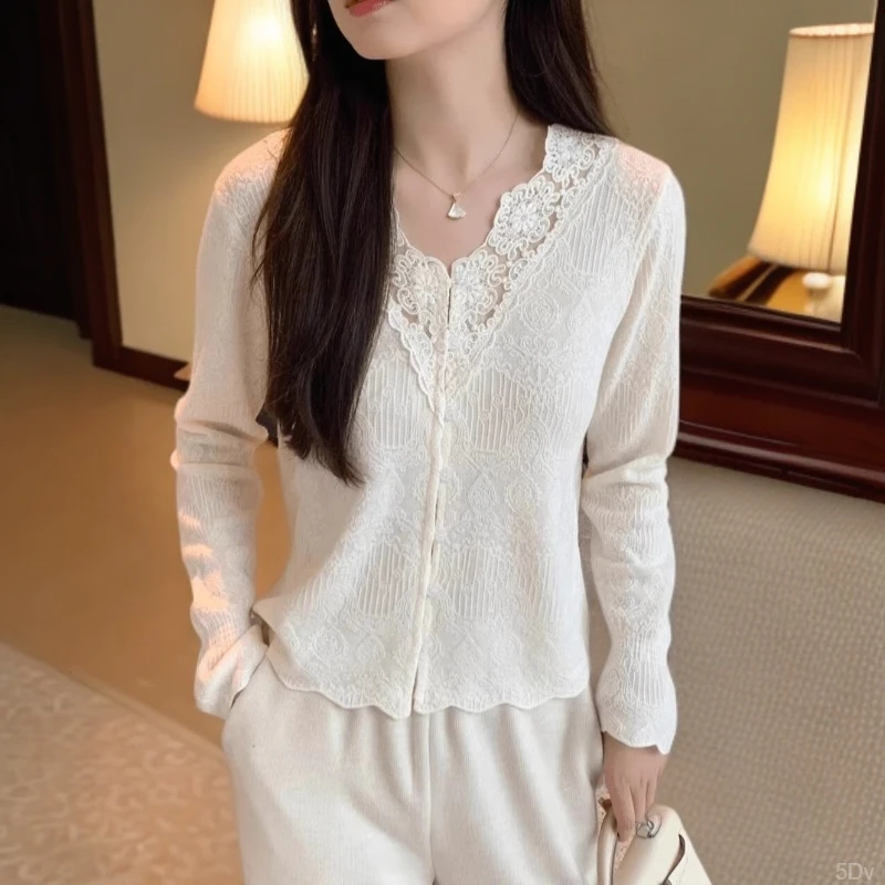 别致漂亮V领蕾丝花边设计感2025年秋冬新款时尚宽松休闲ins上衣潮