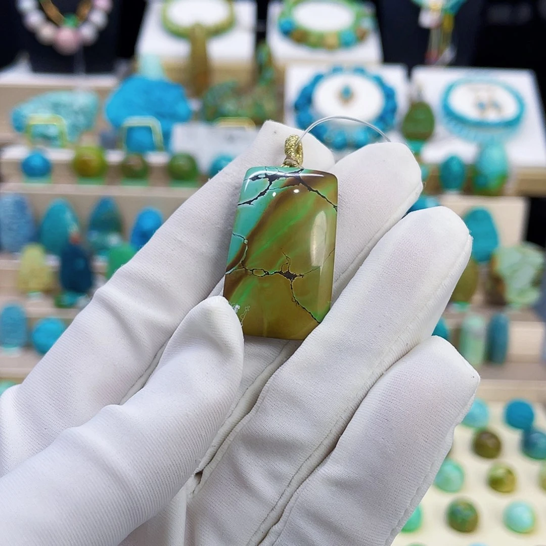 绿松石未镶嵌颈饰