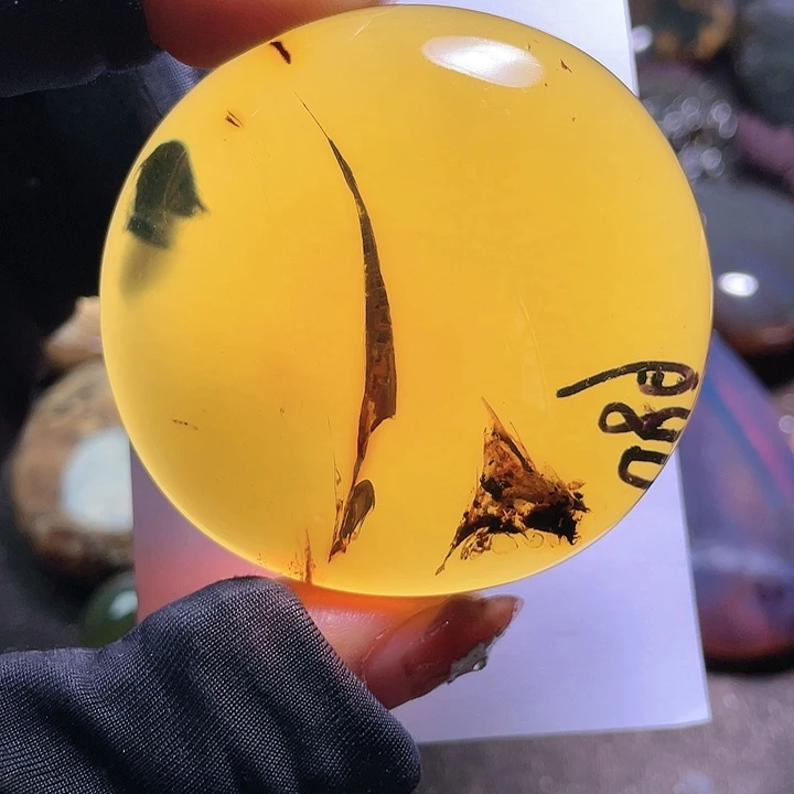 琥珀裸石未镶嵌。。