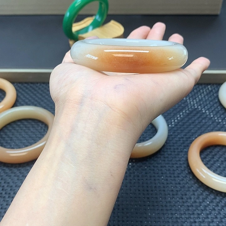 石英岩玉手镯未镶嵌苏*