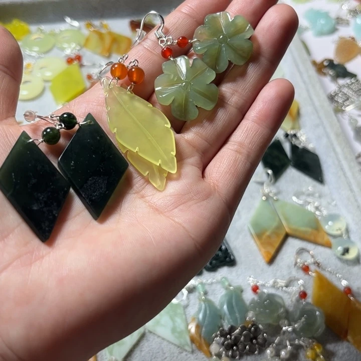 蛇纹石玉合金耳饰
