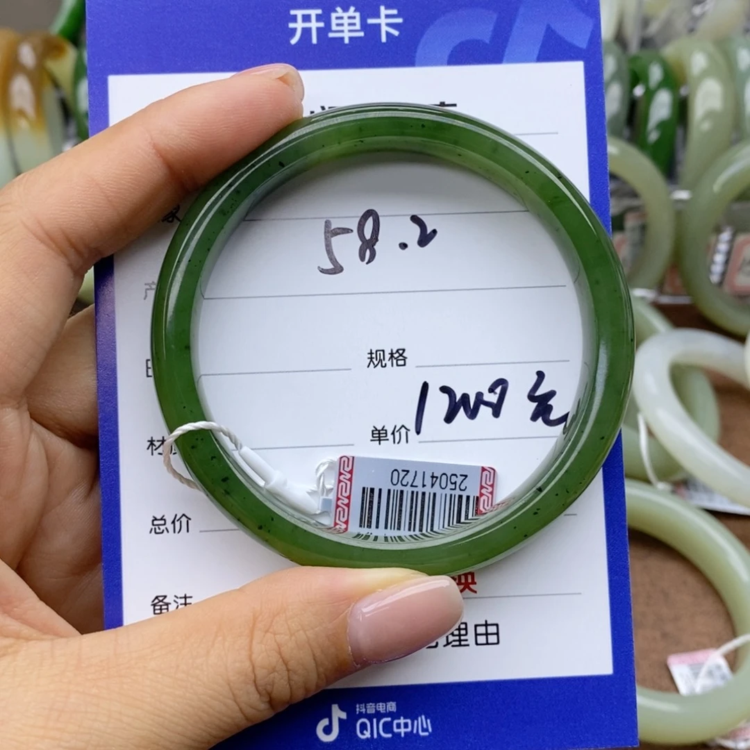 和田玉手镯未镶嵌小****粒