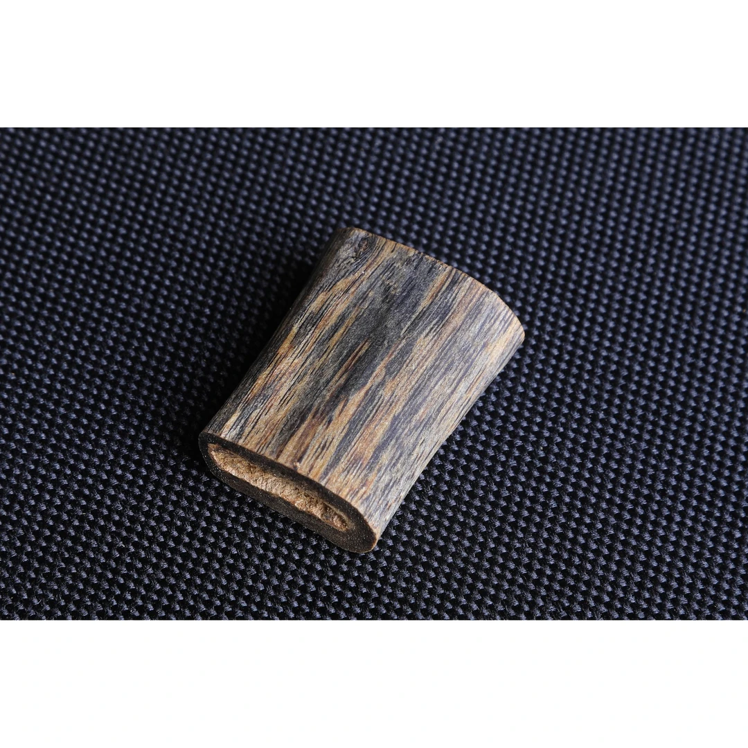 A108 东马沉香树心油随形吊坠