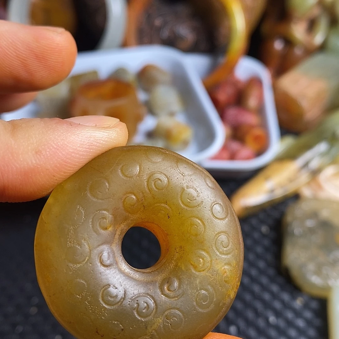 透闪石-蛇纹石玉合金颈饰