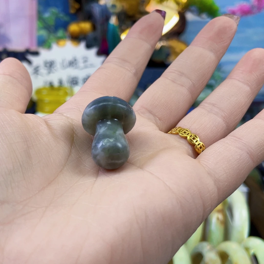 蛇纹石玉颈饰未镶嵌蘑菇