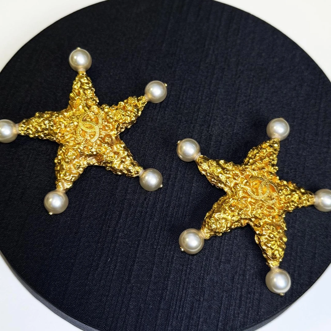 Chanel熔岩海星耳夹