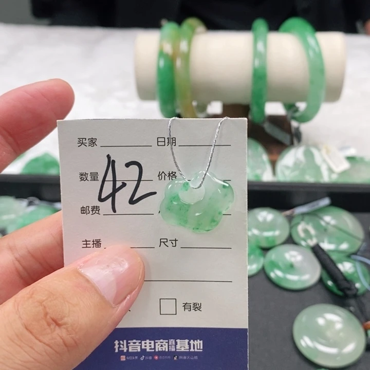 你***膀石英质玉未镶嵌颈饰