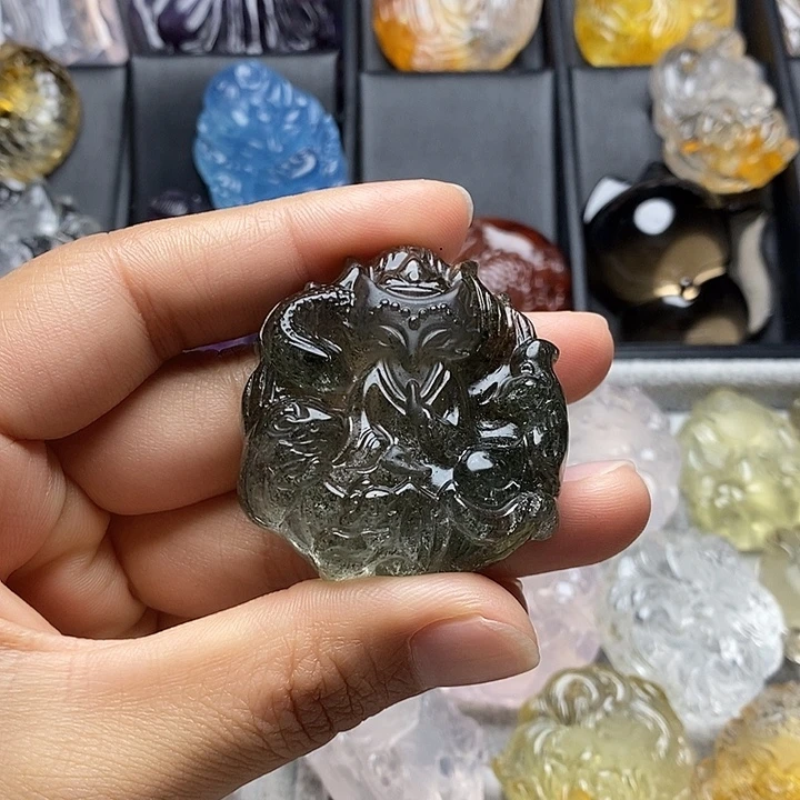 榴****颈饰水晶未镶嵌水晶吊坠