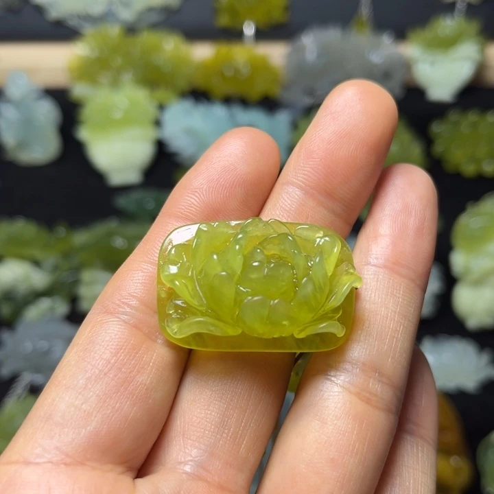 蛇纹石玉未镶嵌颈饰一**瑰