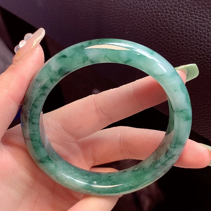 翡翠手镯未镶嵌翡翠