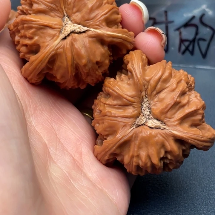 鑫***泽文玩核桃吊坠白狮子