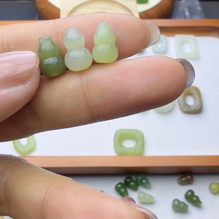 擎***柱和田玉未镶嵌挂件