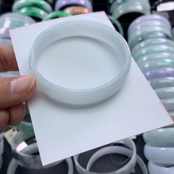 翡翠未镶嵌手镯公主