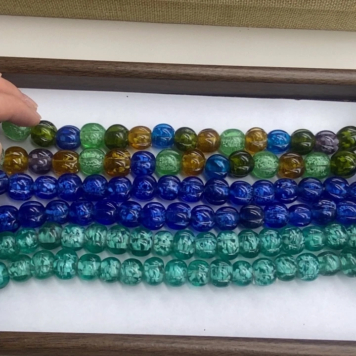 颈饰琉璃飘彩瓜珠，多彩