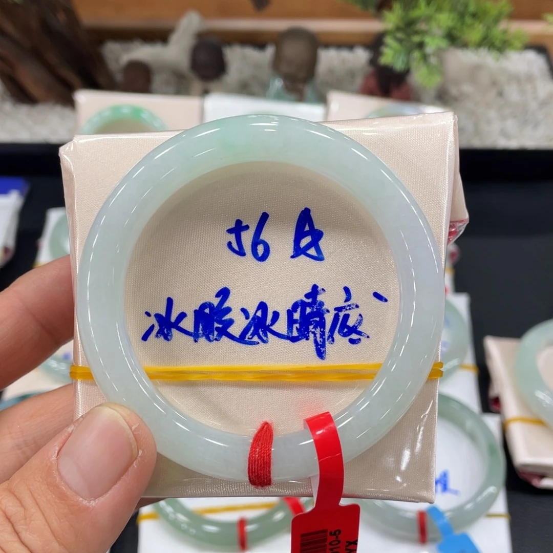 翡翠手镯未镶嵌翡翠