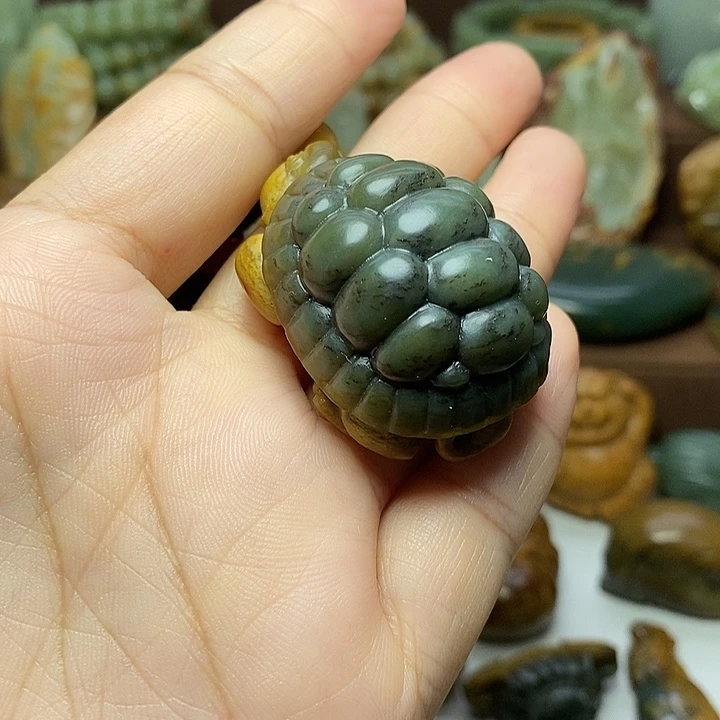 小***十颈饰未镶嵌岫岩河磨玉（透闪石质玉）