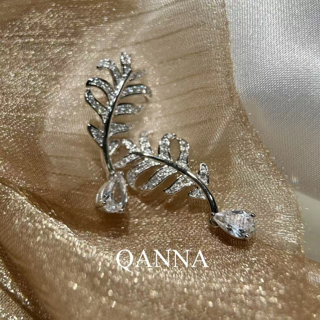 QANNA【大号白色羽毛】【设计款】轻奢时尚名媛风灵动钻石耳钉AY