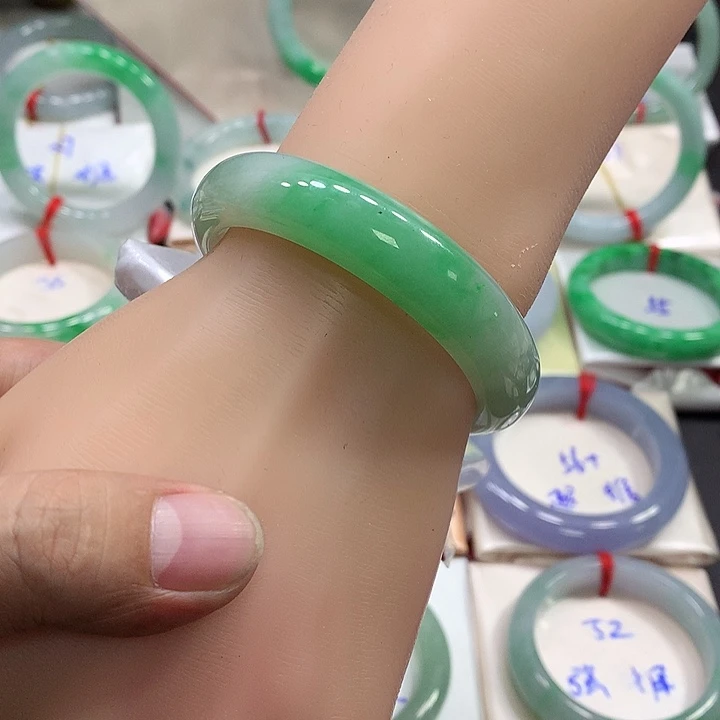 翡翠手镯未镶嵌翡翠