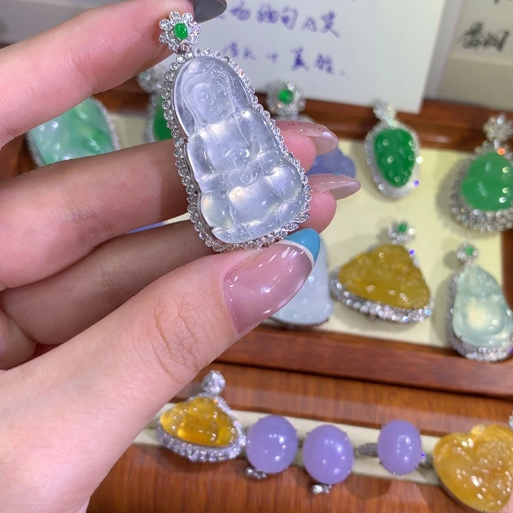 颈饰18K金镶嵌翡翠