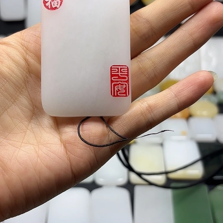 石英质玉（金丝玉）未镶嵌颈饰