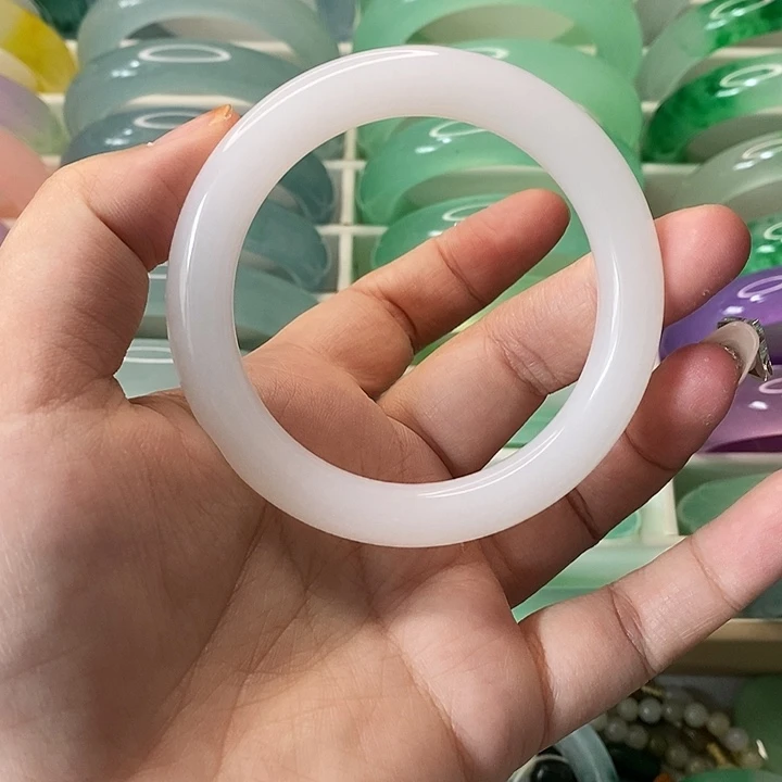 未镶嵌手镯石英岩玉
