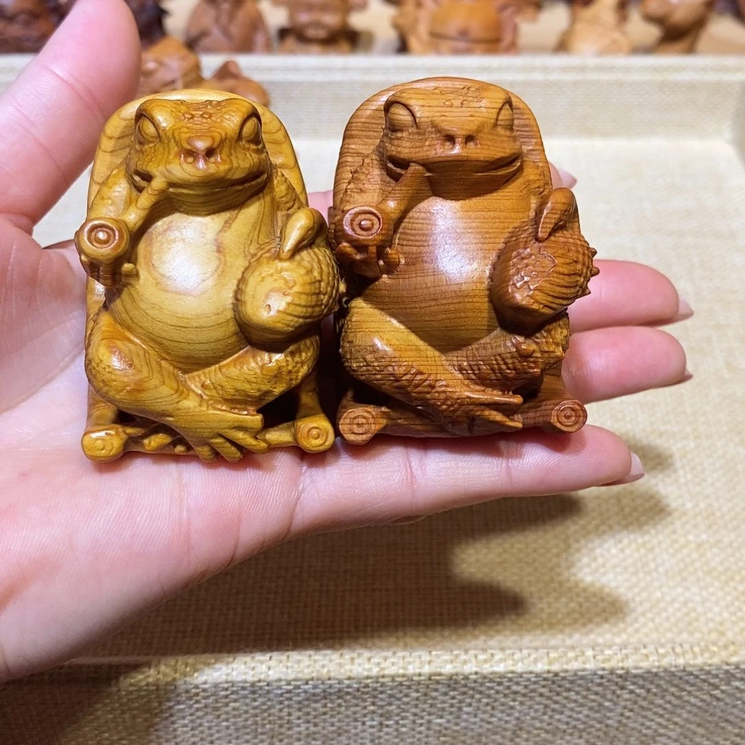 木万**好崖柏手把件，摇椅金蟾一对