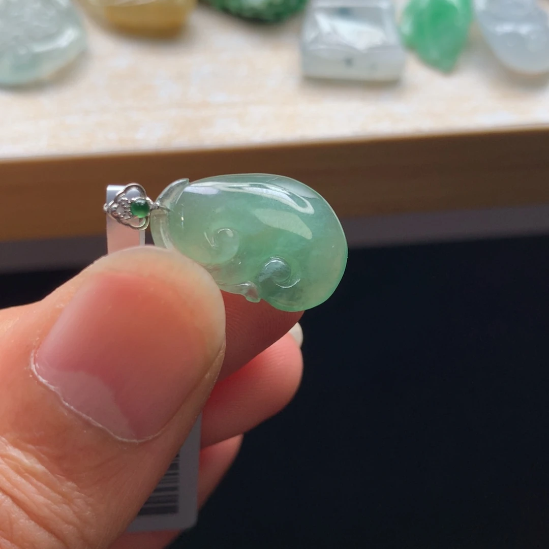 翡翠未镶嵌颈饰吊坠