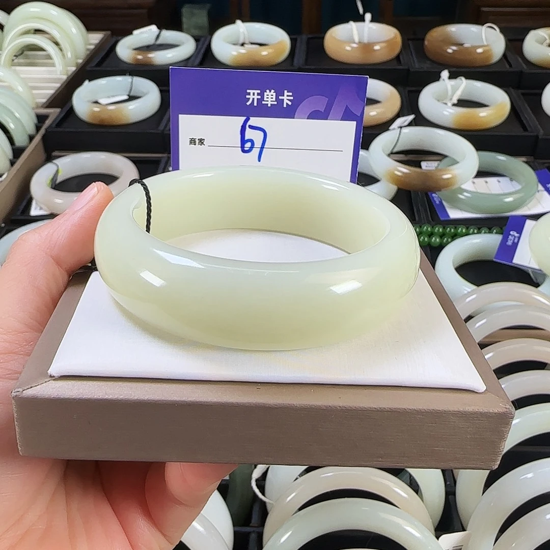 伊****和田玉未镶嵌手镯58