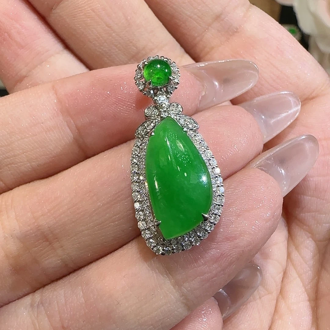 【闪购商品】颈饰18K金镶嵌翡翠