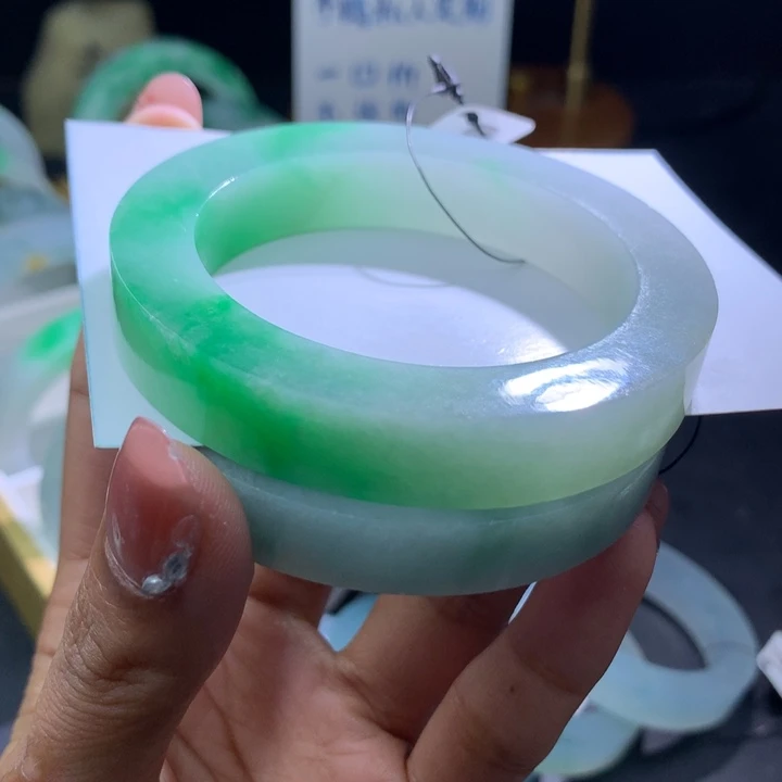 未镶嵌翡翠手镯定制翡翠