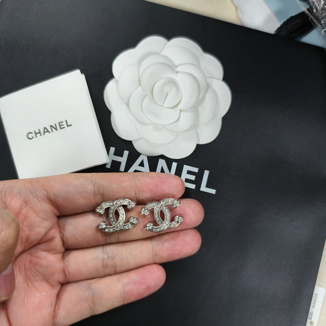 未使用 Chanel/香奈儿 耳钉轻奢百搭时尚银色浮雕圆钻锤边