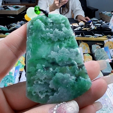 翡翠未镶嵌颈饰一个