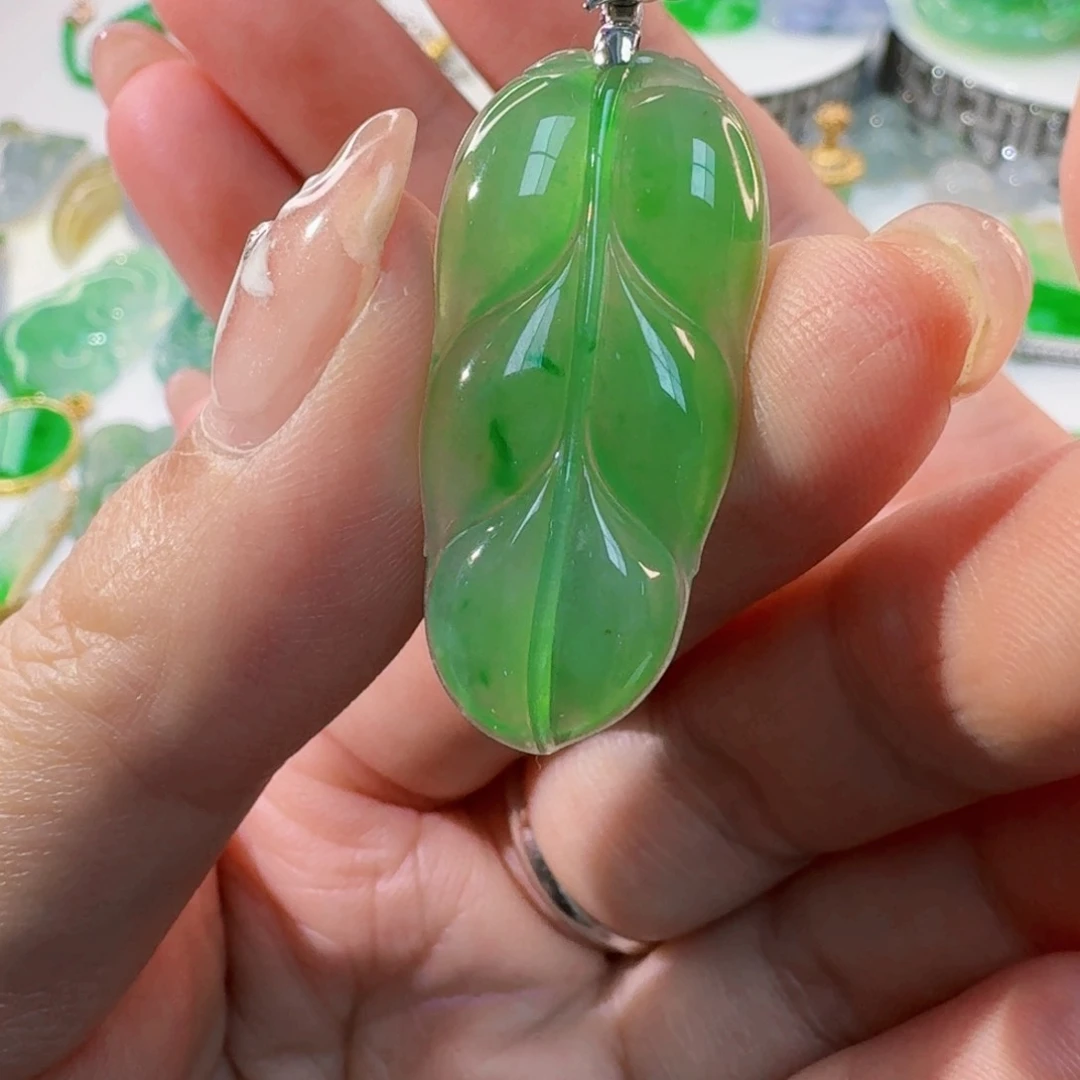 颈饰18K金镶嵌翡翠
