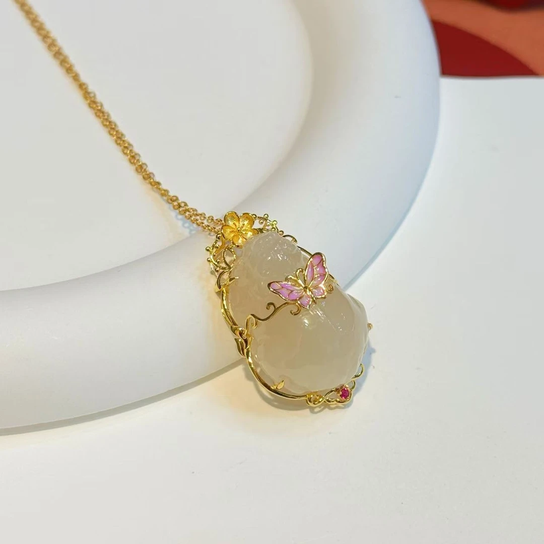 【红娘子】18K金蝴蝶镶嵌25*18*13mm藕粉貔貅HNZ8447