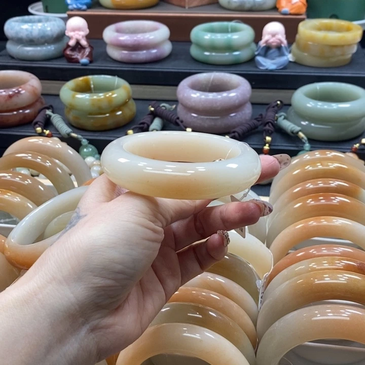 未镶嵌手镯石英岩玉