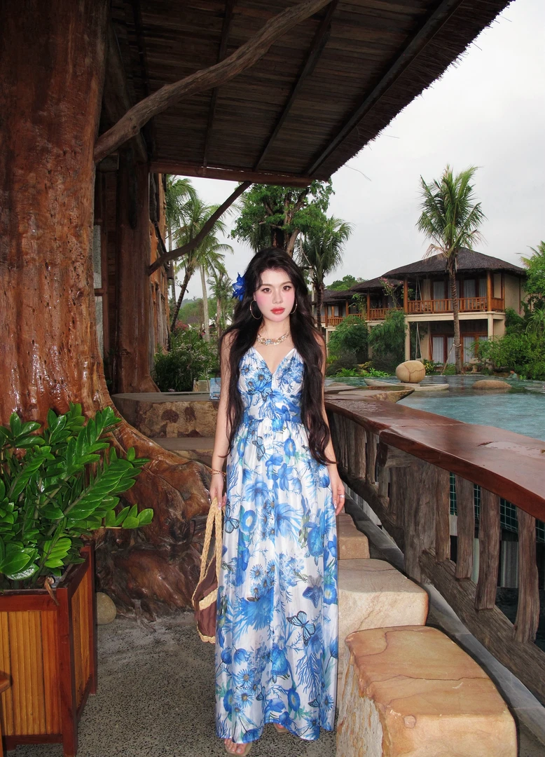 《海岛假日》2025夏季度假风蓝色蝴蝶大花印花挂脖连衣裙长裙M88