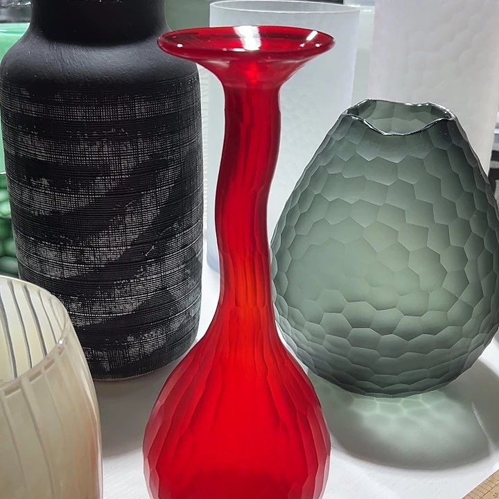 红色磨刻花瓶花器高32口3