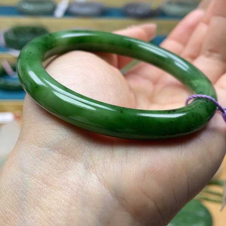 和田玉手镯59+圈口。编号31未镶嵌