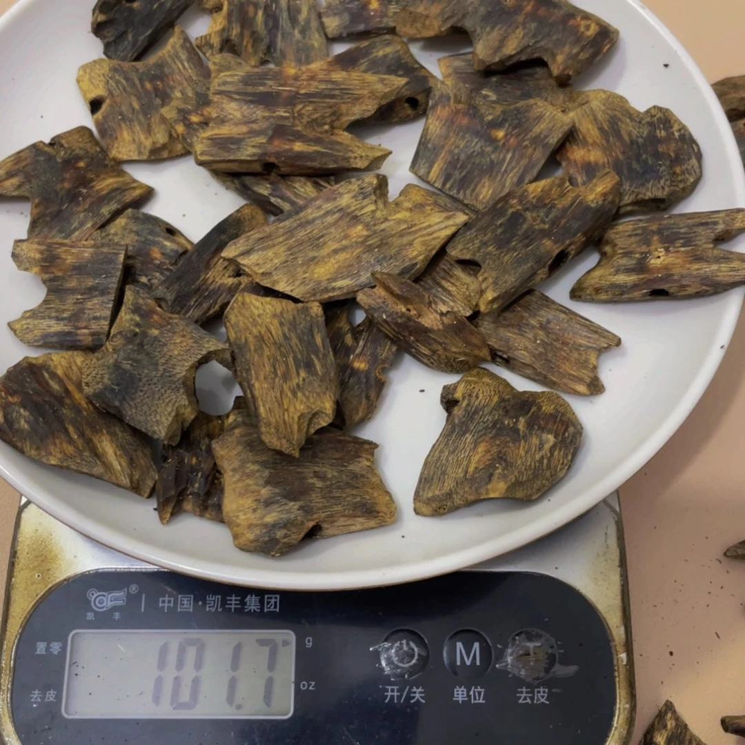 沉香木摆件峰*千里香块料100克