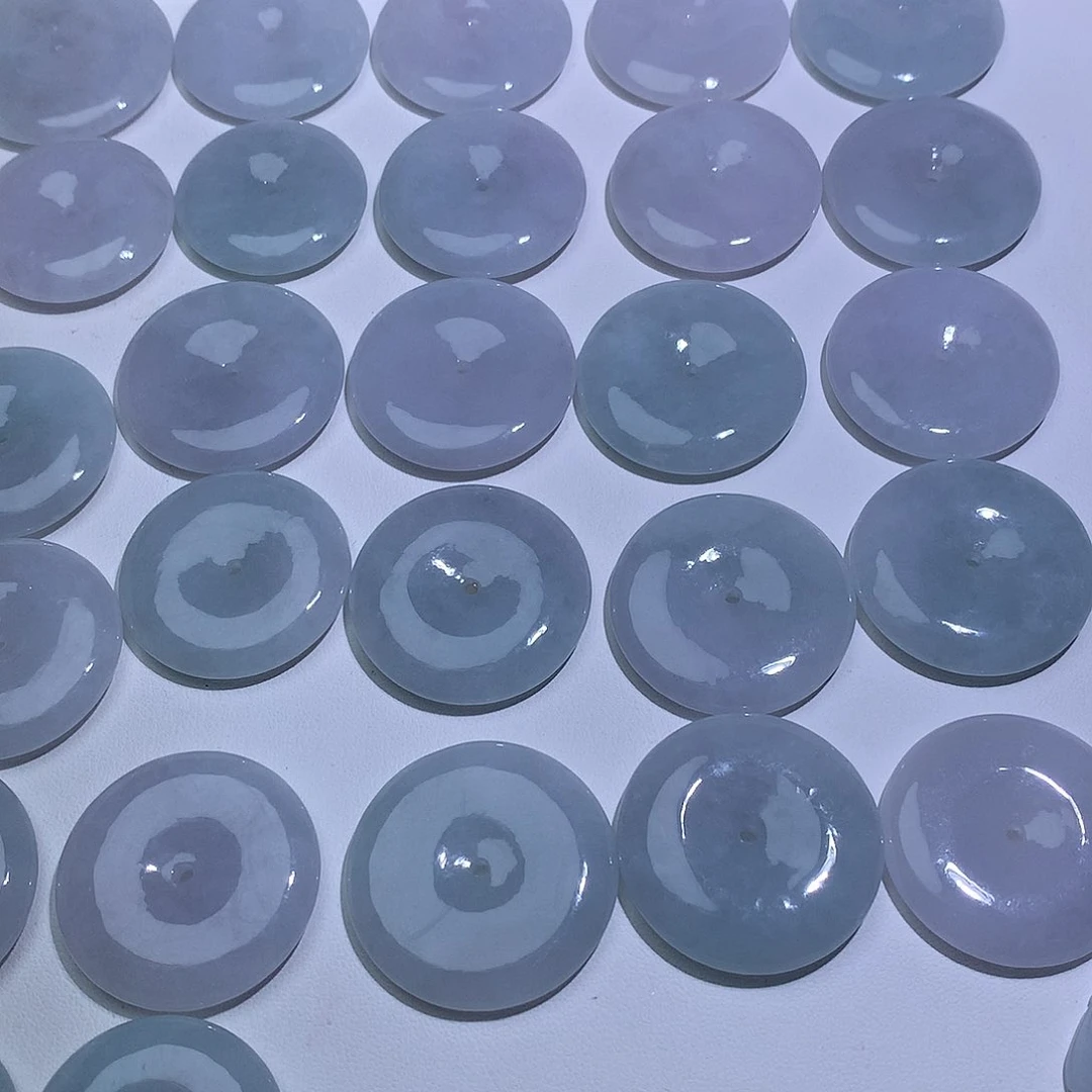 言***玉翡翠未镶嵌颈饰发其中一个。